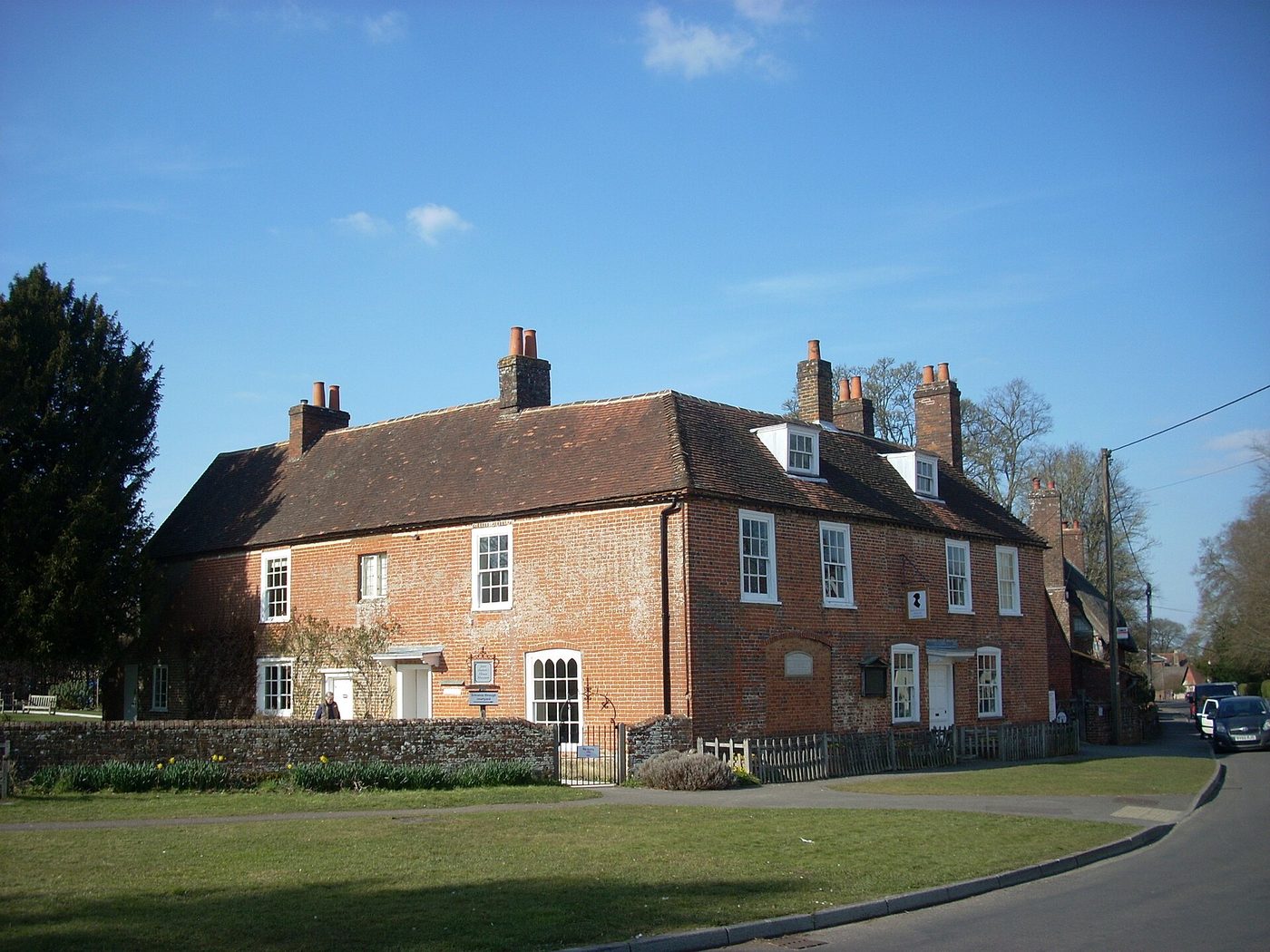 Casa de tijolos de dois andares com jardim na frente, em Chawton, na Inglaterra, onde Jane Austen morou