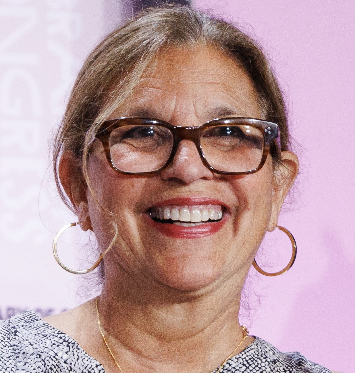 R. J. Palacio sorrindo, de óculos, durante um painel no National Book Festival de 2023