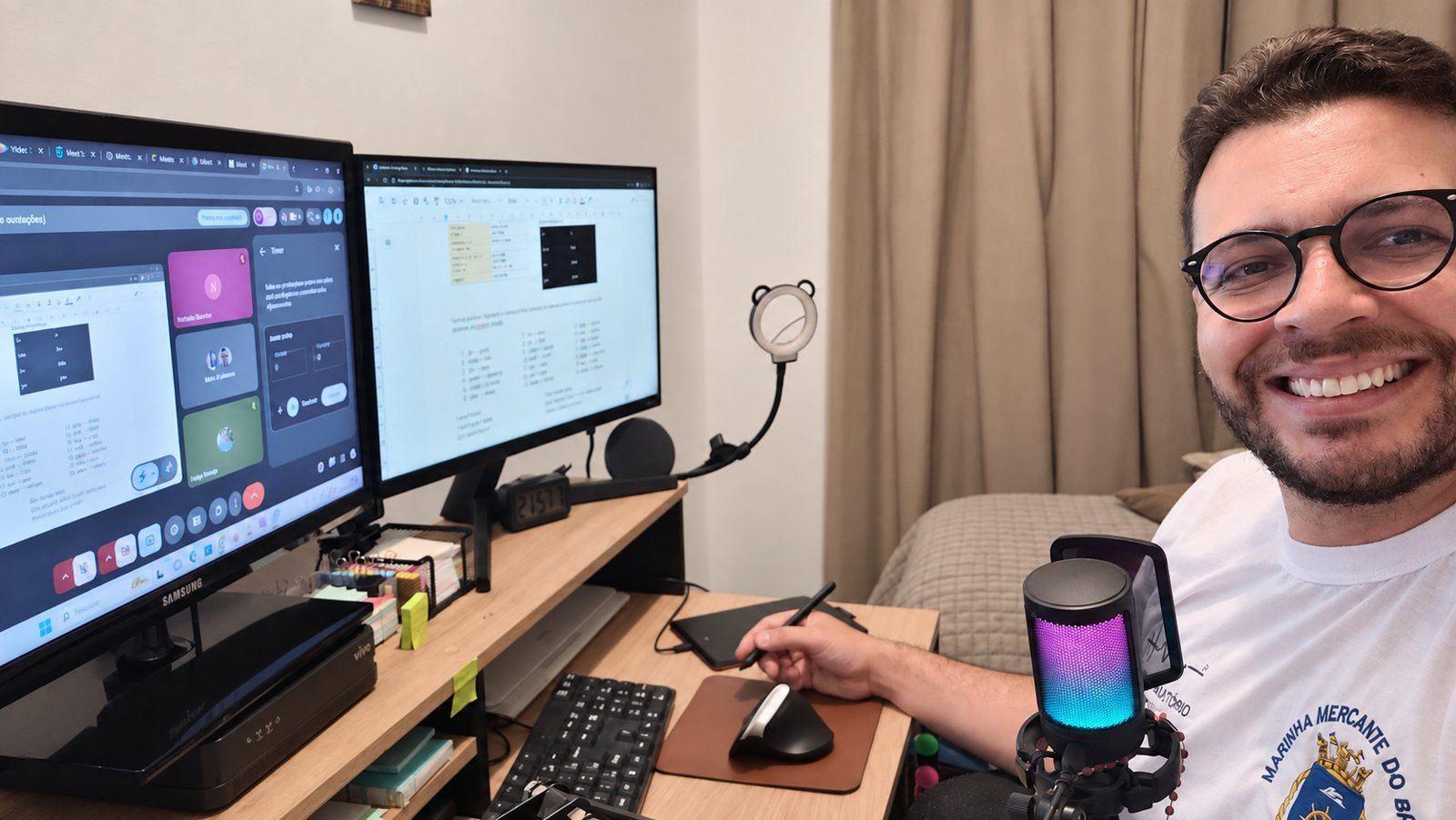 Diogo Rapozo dando aula online na mesa de trabalho, com dois monitores e microfone