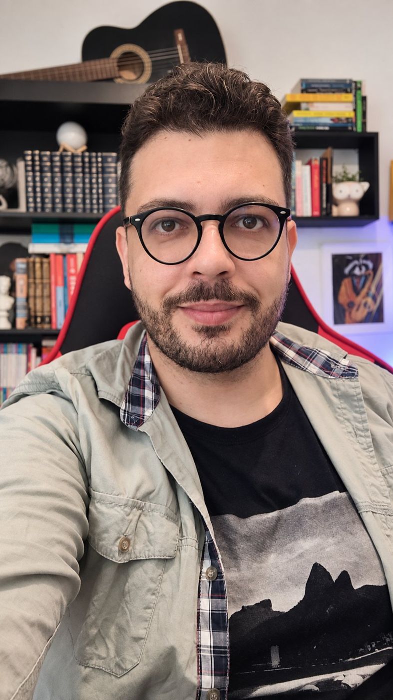 Diogo Rapozo no escritório onde dá as aulas, em frente à estante de livros